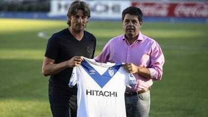 Gabriel Heinze posa con el presidente de Vélez, Sergio Rapisarda