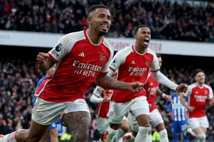 Gabriel Jesus celebra tras anotar el primer gol de Arsenal en la victoria 2-0 ante Brighton; este domingo, ante Fulham, buscan la punta de la Premier League