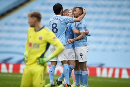 Gabriel Jesus, de Manchester City, celebra el gol con sus compañeros
