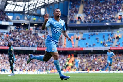 Gabriel Jesús del Manchester City celebra tras anotar su cuarto gol en el partido contra Watford por la Premier League