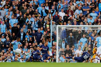 Gabriel Jesús ya pateó y la pelota ingresará en el arco de Tottenham. ¿El gol del triunfo de Manchester City? No, el VAR anularía la acción.