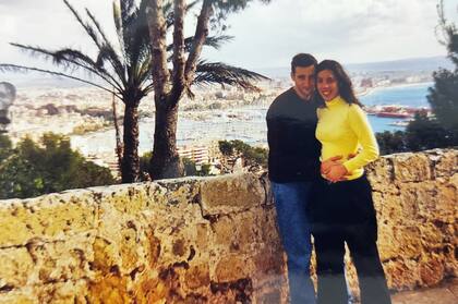 Gabriel junto a su mujer en Mallorca, a pocos meses de su llegada a España.