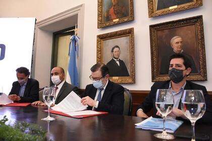 Gabriel Katopodis, Juan Manzur, Gerardo Zamora y Wado de Pedro, en la firma de un convenio de obras para Santiago del Estero