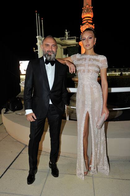 Gabriel Lage y la modelo Miranda Saponara.