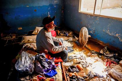 Gabriel Loffredo, mira toda su ropa flotando en su habitación. Barrio Ingeniero White, Bahía Blanca.
