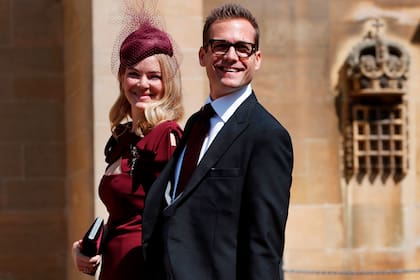 Gabriel Macht junto a su mujer antes de entrar a la capilla Saint George