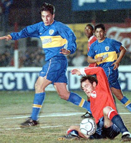 Gabriel Milito corta el avance de Christian Giménez; el Rojo se quedó con la Copa