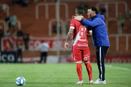 Gabriel Milito dialoga con Gabriel Carabajal, una de las piezas que el entrenador afianzó en el equipo