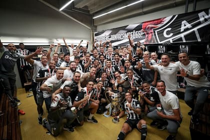 Gabriel Milito festeja con el plantel de Atlético Mineiro la conquista de su primer título como DT en Brasil