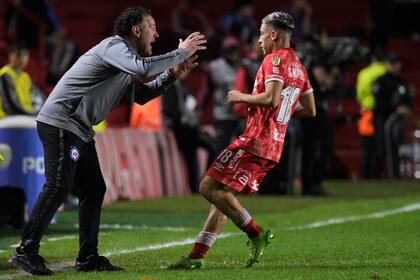 Gabriel Milito habla con Santiago Montiel durante el partido de Copa Libertadores ante Corinthians