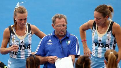 Gabriel Minadeo, rodeado por Zuloaga y Agustina Habif