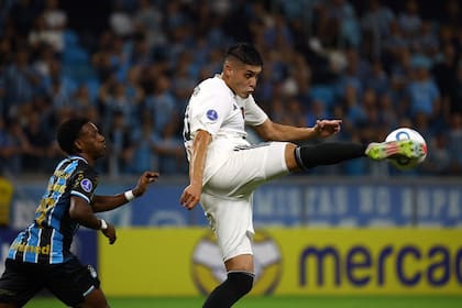 Gabriel Obredor remata ante la presencia de Gabriel Mec: el ciclo de Duró en Riestra no conoce de triunfos ni de goles a favor