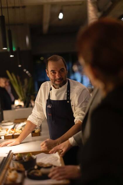 Gabriel Oggero en la cocina de su restaurante Crizia, en Palermo