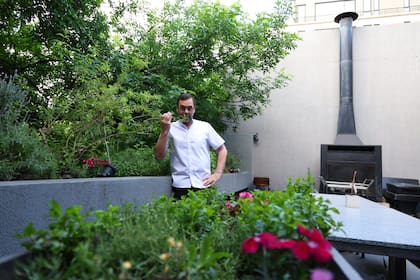 Gabriel Oggero en la huerta de Crizia