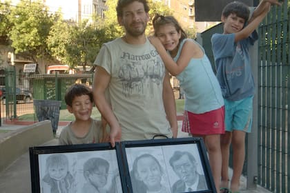 Gabriel Palesa mantiene a sus hijos vendiendo retratos y viven en un hotel