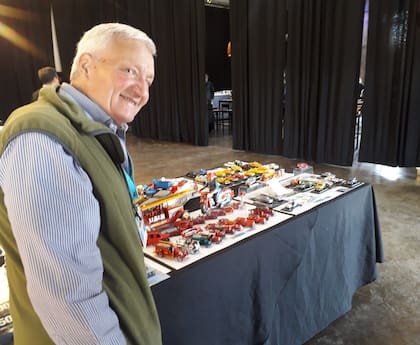 Gabriel Peralta con parte de su colección de juguetes de lata