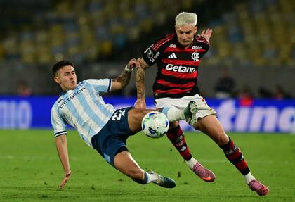 Gabriel Rojas luchando con Guillermo Varela, de Flamengo, por la Copa Libertadores 2025
