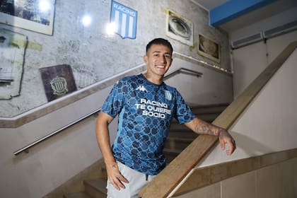 Gabriel Rojas, un jugador que aporta tanto defensiva como ofensivamente en el Racing de Gustavo Costas: el DT le pide que no se vaya del club, y él lo tranquiliza, está cómodo en la Academia