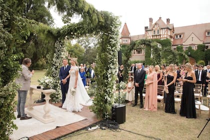 Gabriel Rolón celebró la unión de los novios en un entorno mágico, con el casco principal como telón de fondo. En la primera fila, la familia de Coni: su papá Alejandro, su mamá Ángeles Zapata y sus hermanas Florencia –que viajó especialmente desde Houston, donde reside– y Cielo.