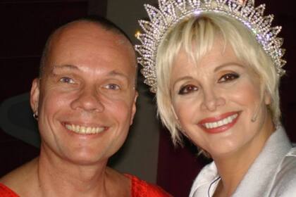 Gabriel Rugiero como 'el Brujito Maya' junto a Carmen Barbieri