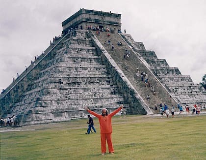 Gabriel Rugiero en la pirámide de Chichen Itza, en México
