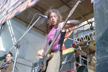 Gabriel Ruiz Díaz en los primeros años de Catupecu Machu; atrás, su hermano Fernando