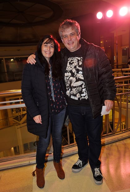 Gabriel Schultz convirtió la invitación en una cita romántica y concurrió junto a su esposa, Karina