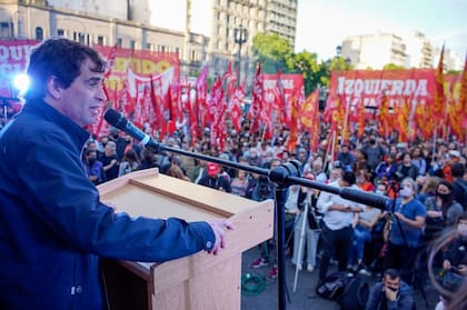 Gabriel Solano en el acto de cierre de campaña del Frente de Izquierda-Unidad.