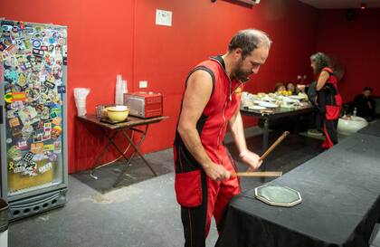 Gabriel Spiller en el calentamiento previo a una presentación. El músico es uno de los directores actuales de La Bomba de Tiempo