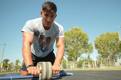 Gabriel trabaja como seguridad en boliches, pero sueña conseguir otro tipo de trabajo que no lo exponga tanto físicamente