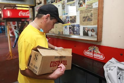 Gabriel Versaci aprovecha cada momento libre para limpiar el local
