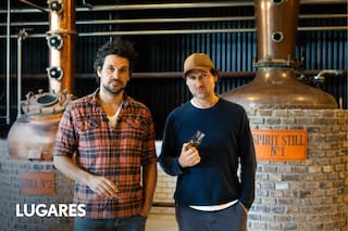Son hermanos, elaboran el primer single malt 100% andino y buscan competir con los escoceses