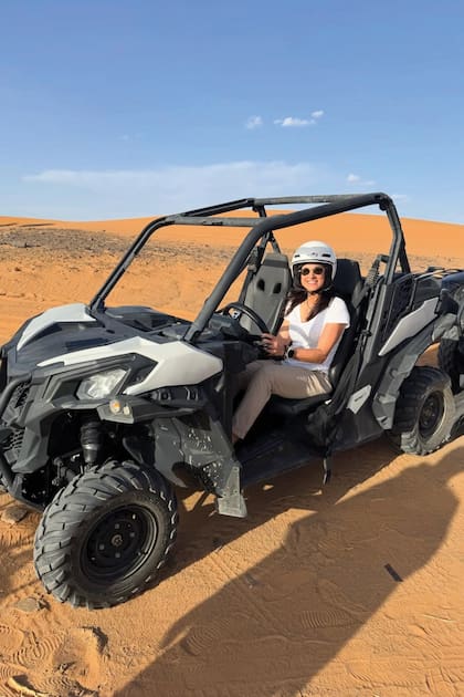 Gabriela a bordo de un buggy en el desierto