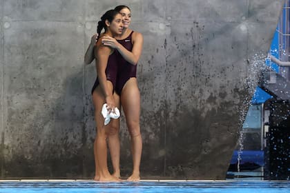 Gabriela Agundez y Alejandra Orozco, de México, se abrazan luego de competir en plataforma 10m sincronizado; la inventiva para buscar recursos no tuvo límites