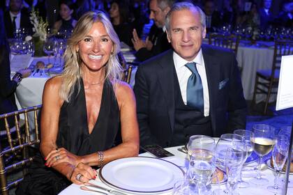 Gabriela Castellani, la pareja de Cristiano Rattazzi, con una creación by Zimmermann, y Javier Iturrioz