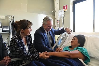 Gabriela Cerruti y Alberto Fernández cuando visitaron a Milagro Sala en Jujuy