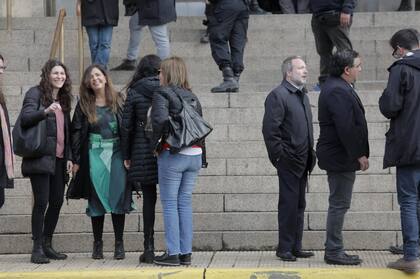 Gabriela Cerrutti y Martín sabbatella al llegar a Comodoro Py