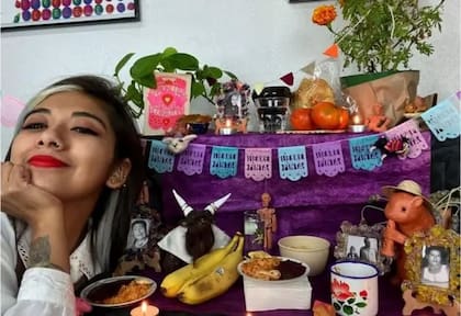 Gabriela comenzó a colocar cada año su altar de muertos tras el fallecimiento de su abuela materna