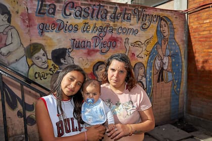 Gabriela con su hija Luana y Stefano, el bebé de una de sus compañeras del Hogar Santa María, en el que transita su recuperación a las adicciones