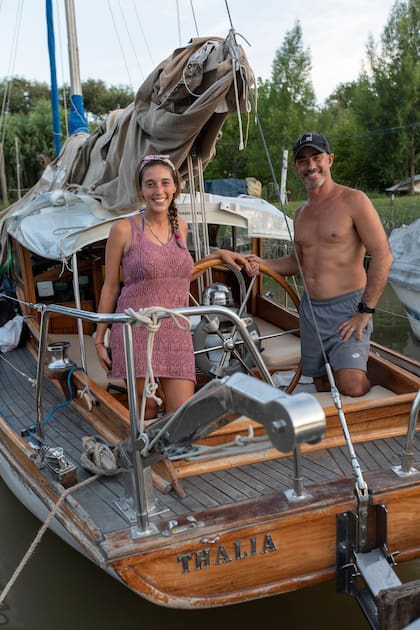 Gabriela e Ignacio viven en un velero restaurado, llamado Thalía