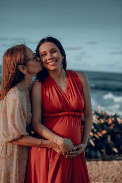 Gabriela embarazada con su madre.