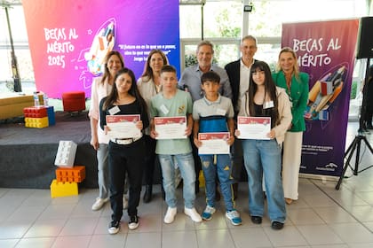 Gabriela Euillades, directora de Estrategia y Transformación; Silvina Saavedra, directora de Supply Chain; Ignacio Pini, director de Administración y Finanzas; Alejandro Licastro, gerente comercial Región Sur ; y María Eugenia Arata, directora de Personas y Relaciones Institucionales, junto a hijos e hijas de colaboradores de la compañía becados por su mérito académico. Planta de La Tablada.