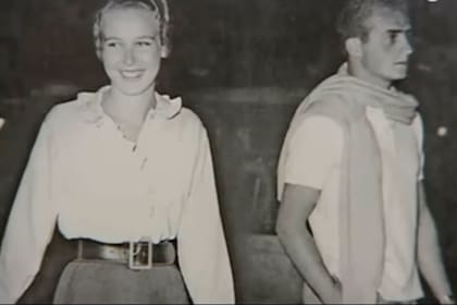 Gabriela fue la primera novia de Juan Carlos.