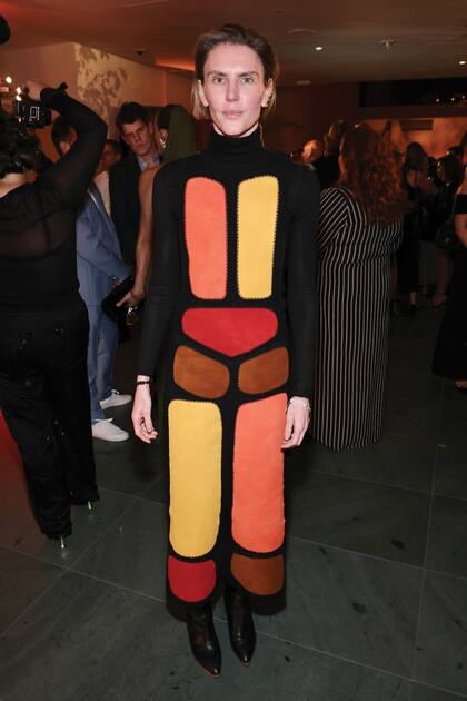 Gabriela Hearst, con un vestido de Chloé, firma que dirige, construido con es de gamuza.