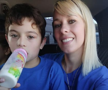 Gabriela junto a su hijo.