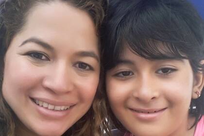 Gabriela, junto con su madre Katherine