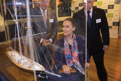 Gabriela Michetti, madrina del barco, admira la maqueta junto a Diego Leivas, presidente de la fundación, y Jorge San Martino, socio fundador. “Incluir a quienes de otra manera no tendrían oportunidad es una maravilla”, dijo la vicepresidenta. FOTO: JUAN RONCORONI