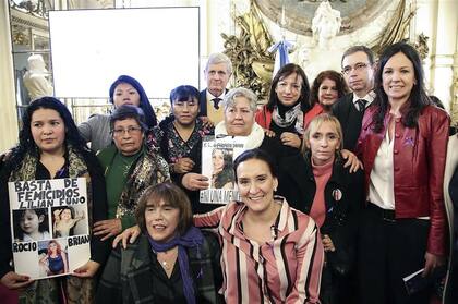 Gabriela Michetti y Carolina Stanley (de chaqueta roja), junto a representates de ONG