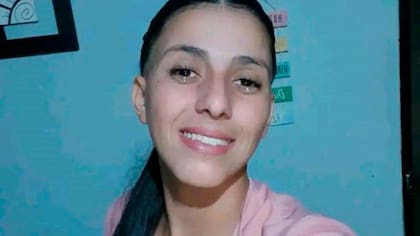 Gabriela Pérez tenía 24 años y una nena de 5 años; las balas que la mataron fueron disparadas desde afuera del club.