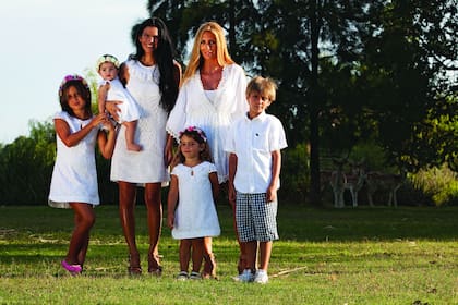 Gabriela posa con Alina en brazos junto con Milagros y sus tres hijos –Santino (9), Delfina (7) y Asia (3)– en el zoológico de Mamá Ganso